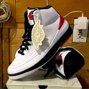 (BRAND NEW IN BOX) never worn ! AIR JORDAN RETRO 2 chicagos